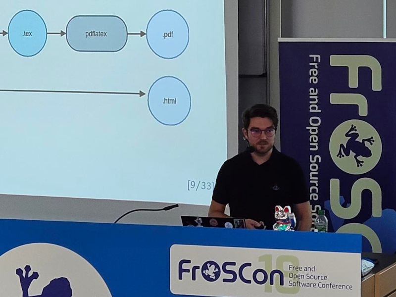 Fabian Kalweit hält einen Vortrag auf der FrOSCon 2023.