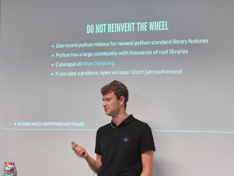 Nils Dörrer giving a talk at the FrOSCon 2023.